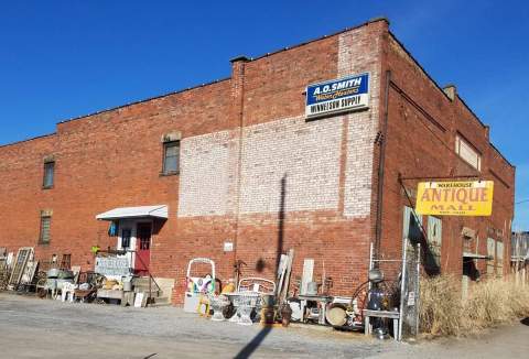 You’ll Find Hundreds Of Treasures At This 2-Story Antique Shop In Illinois