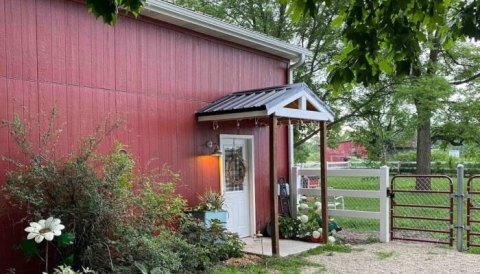 This Charming Airbnb In Illinois Used To Be A Barn And You'll Want To Stay