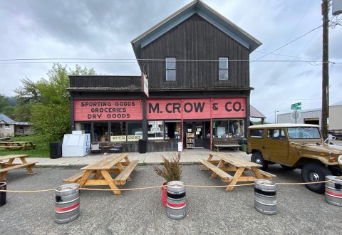 Stop In For A Pizza and A Pint At This Century-Old General Store In Oregon