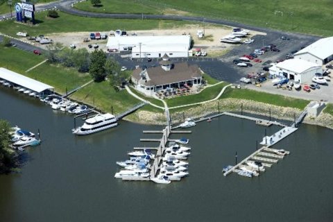 This Iowa Seafood Spot Offers Fresh Food Cooked Straight From The Boat