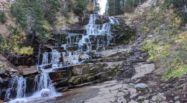 Mother Nature Won’t Cease To Amaze You Along This 2-Mile Hiking Trail In Utah