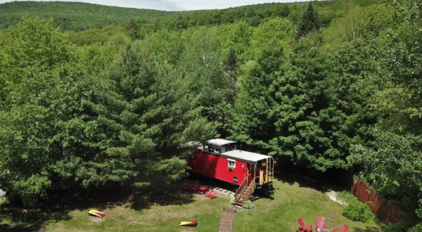 This Charming Airbnb In New Hampshire Used To Be A Train Caboose And You’ll Want To Stay
