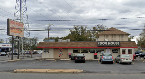 This Roadside Hotspot In Delaware Has Been Serving Up Some Of The Best Hot Dogs Since 1952