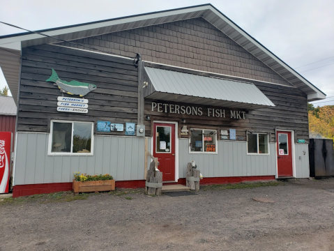 This Michigan Seafood Spot Offers Fresh Food Cooked Straight From The Boat