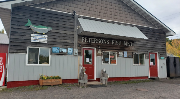 This Michigan Seafood Spot Offers Fresh Food Cooked Straight From The Boat