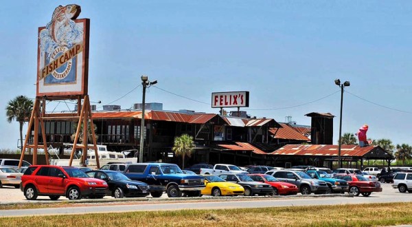 The One-Of-A-Kind Felix’s Fish Camp Restaurant Just Might Have The Most Scenic Views In All Of Alabama