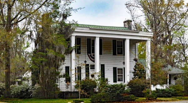 Tour The Haunted Gaineswood, Then Dine With Ghosts At GainesRidge Dinner Club In Alabama