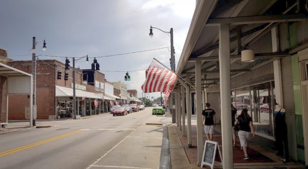 This Small Stretch Of Shops In Alabama Offers The Perfect Way To Spend An Afternoon