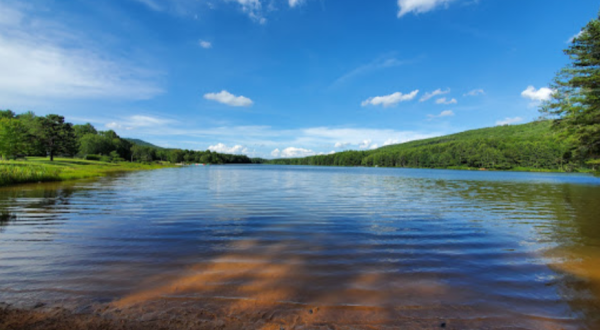 This Small Mountain Lake In West Virginia Offers The Perfect Way To Spend An Afternoon