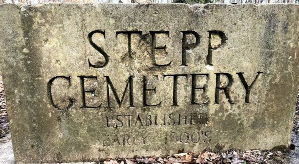 The Creepiest Hike In Indiana Takes You Through The Ruins Of An Old Cemetery