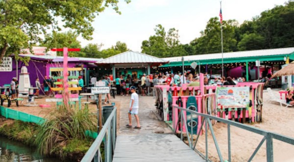 This Beachfront Restaurant In Missouri Is Out Of This World