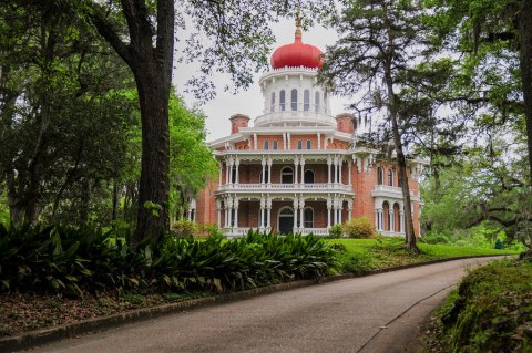 There's An Abandoned Mansion In Mississippi That Was Never Completed And It's Eerily Fascinating