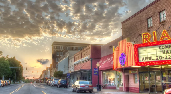 Few People Know This Charming Small Town In Arkansas Is The Halfway Point On The Scenic 7 Byway