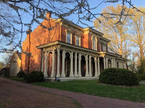 This Historic Tennessee Mansion Is Thought To Be One Of The Most Haunted Places On Earth