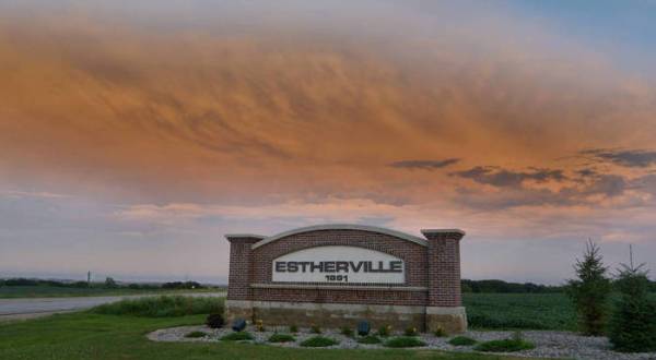 Estherville, Iowa Is One Of America’s Most Walkable Small Towns, And There Are Delights Around Every Corner