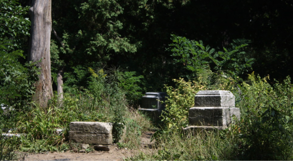 The Creepiest Hike In Illinois Takes You Through The Ruins Of An Abandoned Cemetery