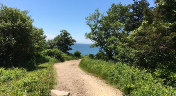 9 Easy And Beautiful Spring Hikes Everyone In Connecticut Will Love