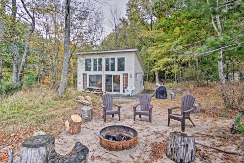 The Hidden Sandpiper Cottage In Michigan Is A Beach Getaway With The Utmost Charm