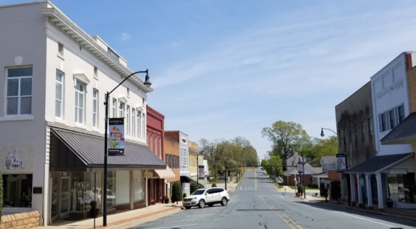 Few People Know This Charming Small Town In North Carolina Is The Halfway Point Between Asheville And Emerald Isle