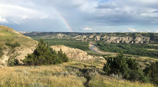 Take A Meandering Scenic Drive To A North Dakota Overlook That’s Like Something Out Of A Movie