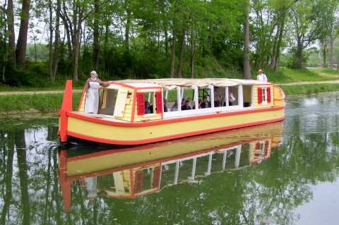 Take A Ride On This One-Of-A-Kind Canal Boat In Indiana