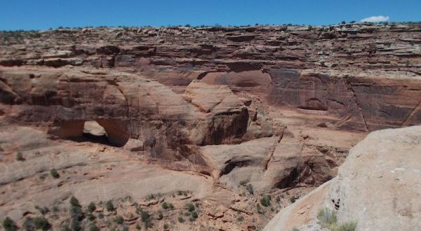 You’ll Come To A Little-Known Canyon And Arch On This 2-Mile Hiking Trail In Utah