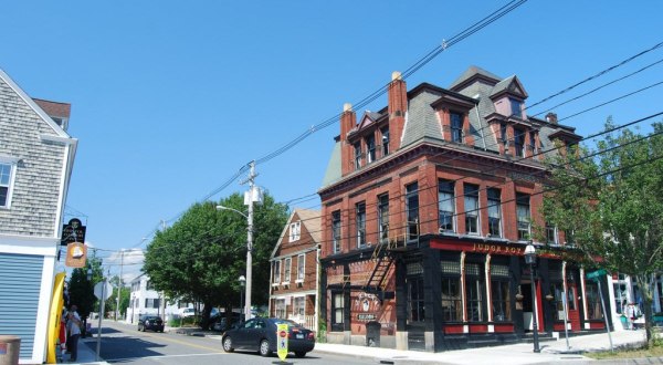 There Are 3 Must-See Historic Landmarks In The Charming Town Of Bristol, Rhode Island