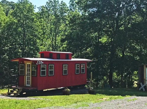 Spend The Night In An Airbnb That's Inside An Actual 1920s Caboose Right Here In Alabama