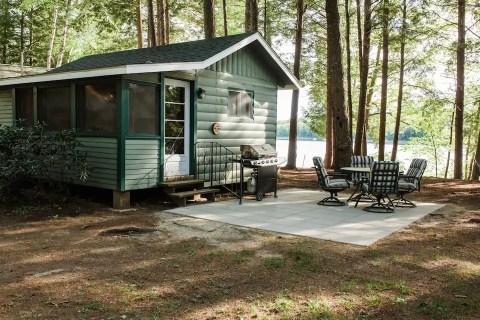 6 Waterfront Cottages To Stay In For A Picture Perfect Lake Getaway In Maine