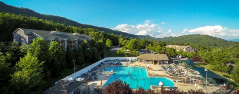 This Swimming Pool With Mountain Views Is Everything You Need For A Day Of Family Fun In Virginia