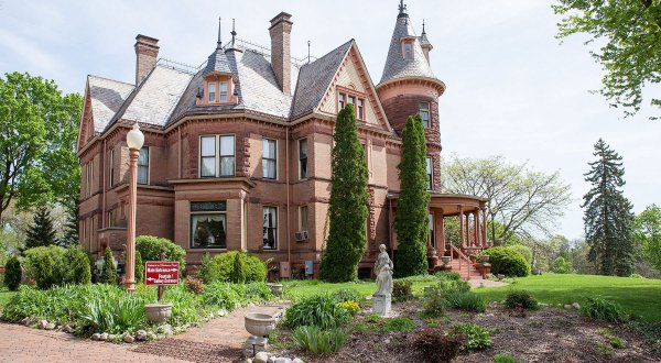 Eat A 4-Course Meal While Solving A Murder At The Henderson Castle In Michigan