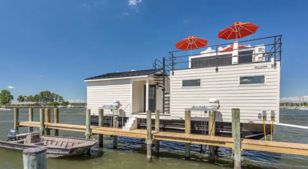 This Houseboat In Maryland Is The Ultimate Place To Stay Overnight This Summer