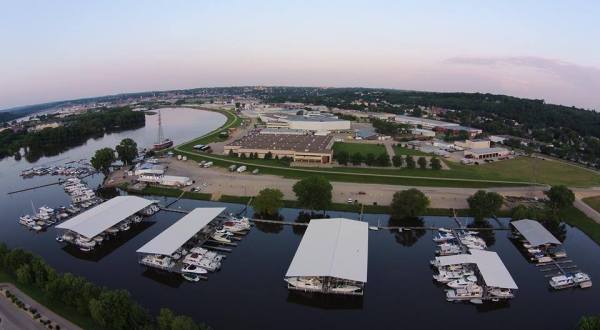 For Some Of The Most Scenic Waterfront Dining In Iowa, Head To The Yardarm