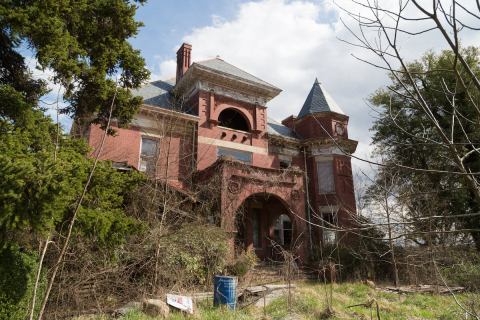 A Mansion Was Built And Left To Decay In The Middle Of A Virginia Golf Course