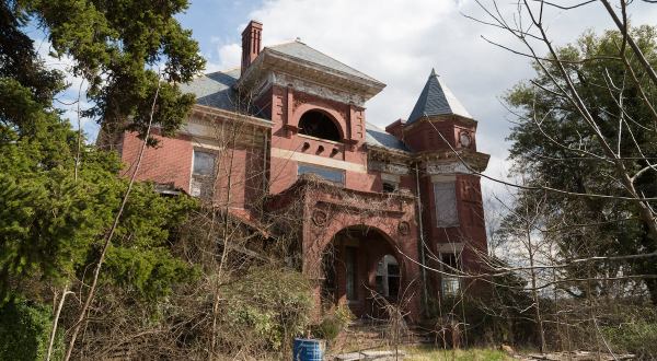 A Mansion Was Built And Left To Decay In The Middle Of A Virginia Golf Course