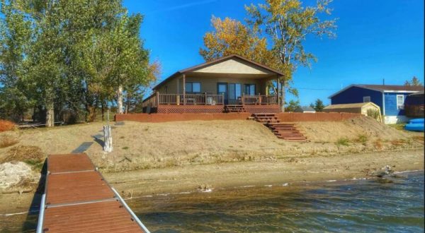 This Hidden Lakeside Cabin In North Dakota Is A Beach Getaway With The Utmost Charm