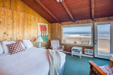 Enjoy A Tropical Escape At This Hawaiian-Themed Airbnb In Ashland, Oregon