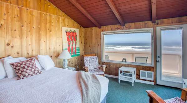 Enjoy A Tropical Escape At This Hawaiian-Themed Airbnb In Ashland, Oregon