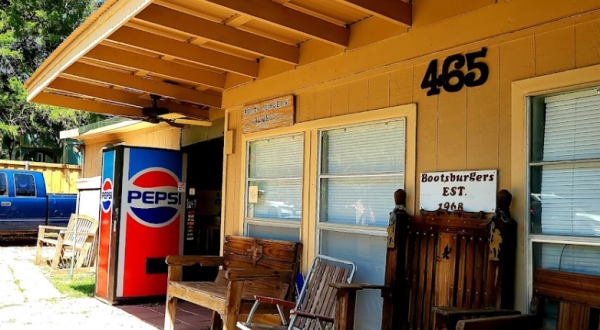 This Old Fashioned Walk-Up Burger Joint Has Been A Texas Favorite Since 1968