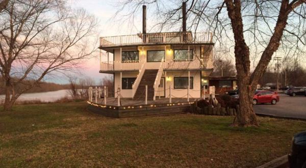 The Dondie’s White River Princess In Arkansas Is A No-Fuss Hideaway With The Best Catfish
