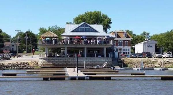 4 Restaurants In Iowa With The Most Amazing Dockside Dining
