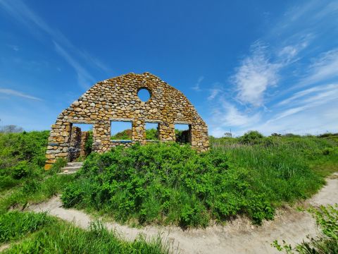 The Amazing Black Point Trail In Rhode Island Takes You To An Abandoned Mansion