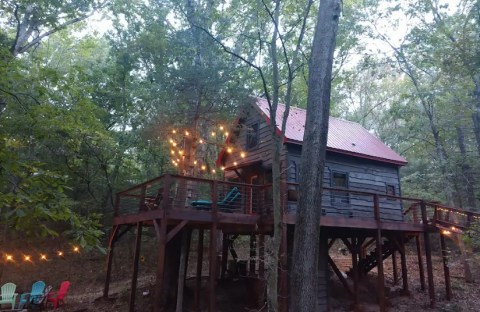 There's A Retro-Themed Treehouse Hiding In Branson, Missouri