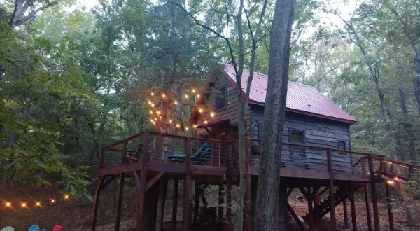 There’s A Retro-Themed Treehouse Hiding In Branson, Missouri