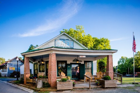 People Drive From All Over For The Fried Green Tomatoes At This Charming Georgia Cafe