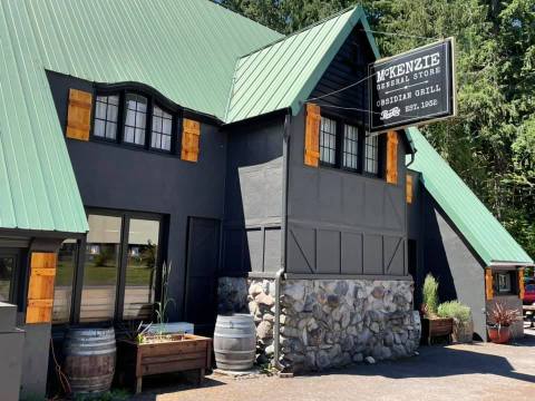 The Middle-Of-Nowhere General Store With Some Of The Best Burgers And Brews In Oregon