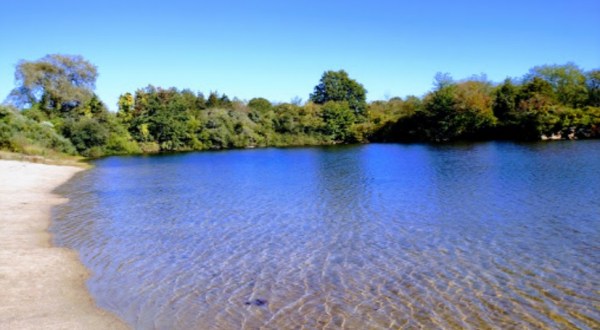 Little Nini Pond Is An Incredible Spring-Fed Pool In Rhode Island You Absolutely Need To Visit