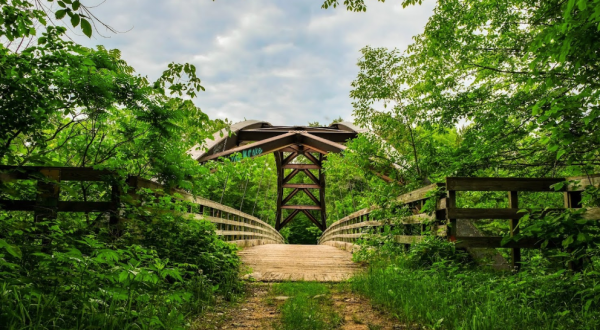 The Out-of-This World Hike In Minnesota That Leads To A Fairytale Foot Bridge