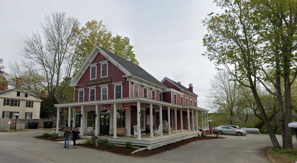 The Middle-Of-Nowhere General Store With Some Of The Best Pizza And Desserts In Maine