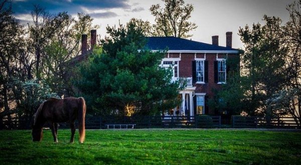 This Nearly 100 Year-Old Manor Is A Kentucky Icon That Belongs On Your Bucket List